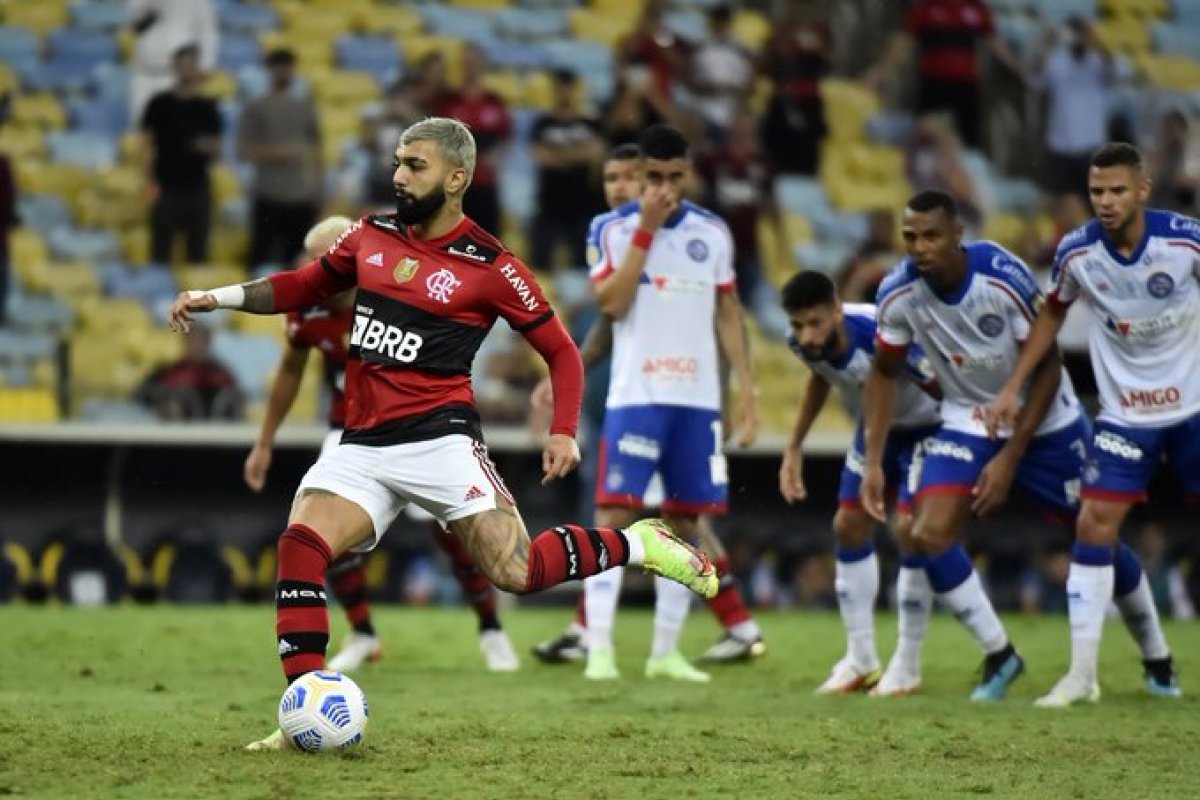Com erro de arbitragem e três expulsões, Bahia perde para o Flamengo no Maracanã