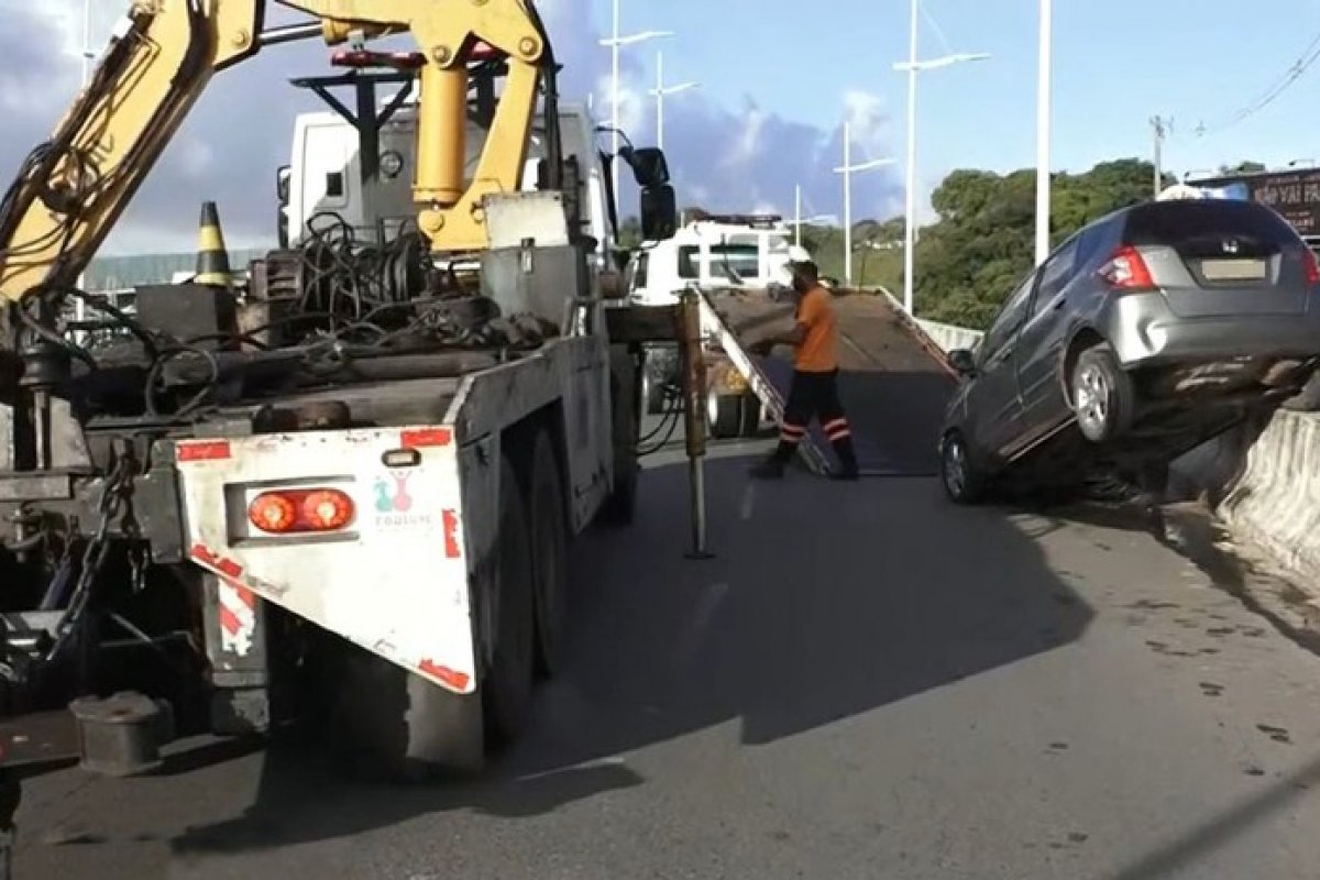 Motorista perde controle de direção, invade viaduto e abandona veículo na Av. Paralela, em Salvador