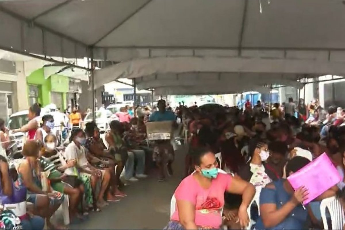 Salvador registra filas intensas para recadastramento do CadÚnico