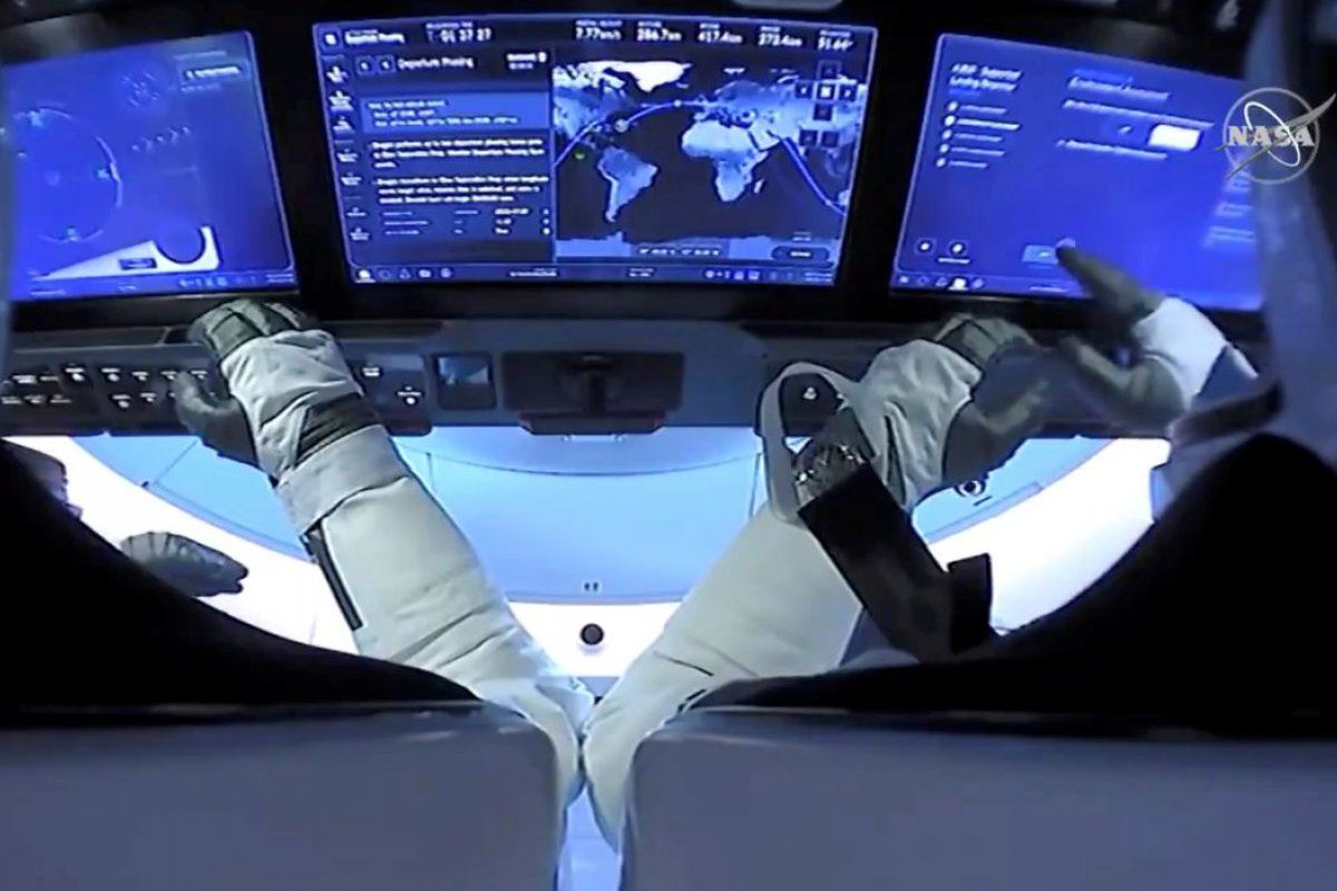 Nova equipe de astronautas chega à Estação Espacial Internacional