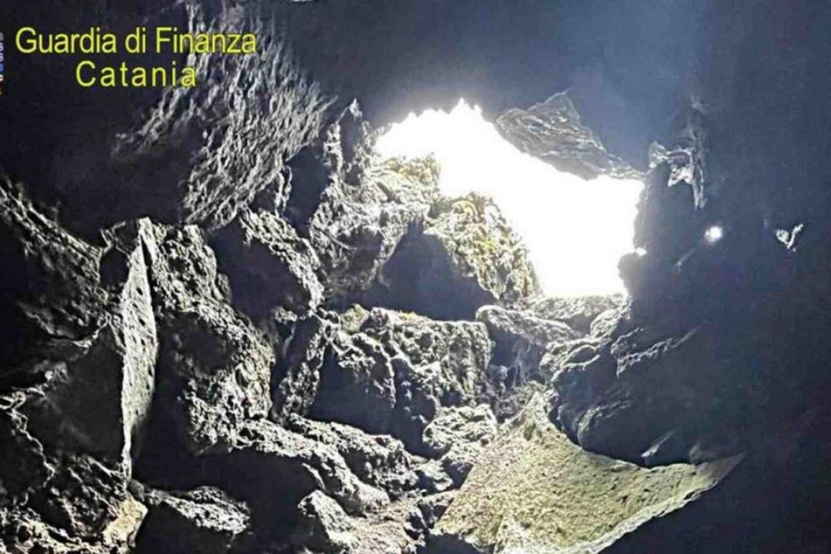 Restos mortais encontrados em gruta de vulcão pode ser de jornalista desaparecido há 50 anos