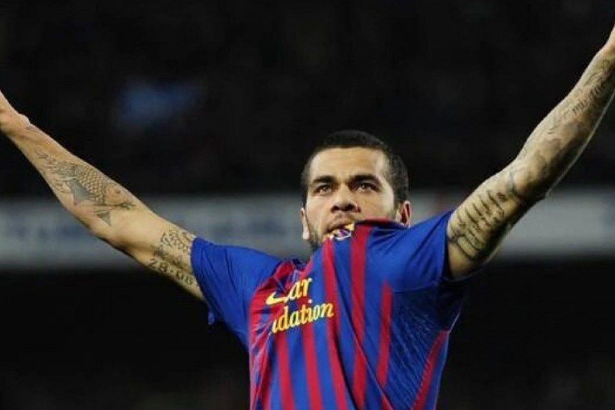 Daniel Alves retorna ao Barcelona após cinco temporadas