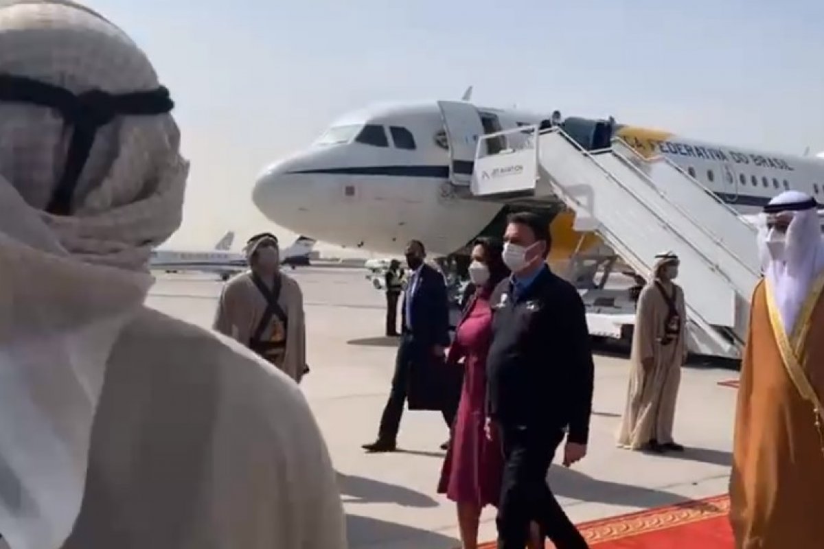 Bolsonaro chega a Dubai e deve visitar Expo 2020 neste sábado (13)