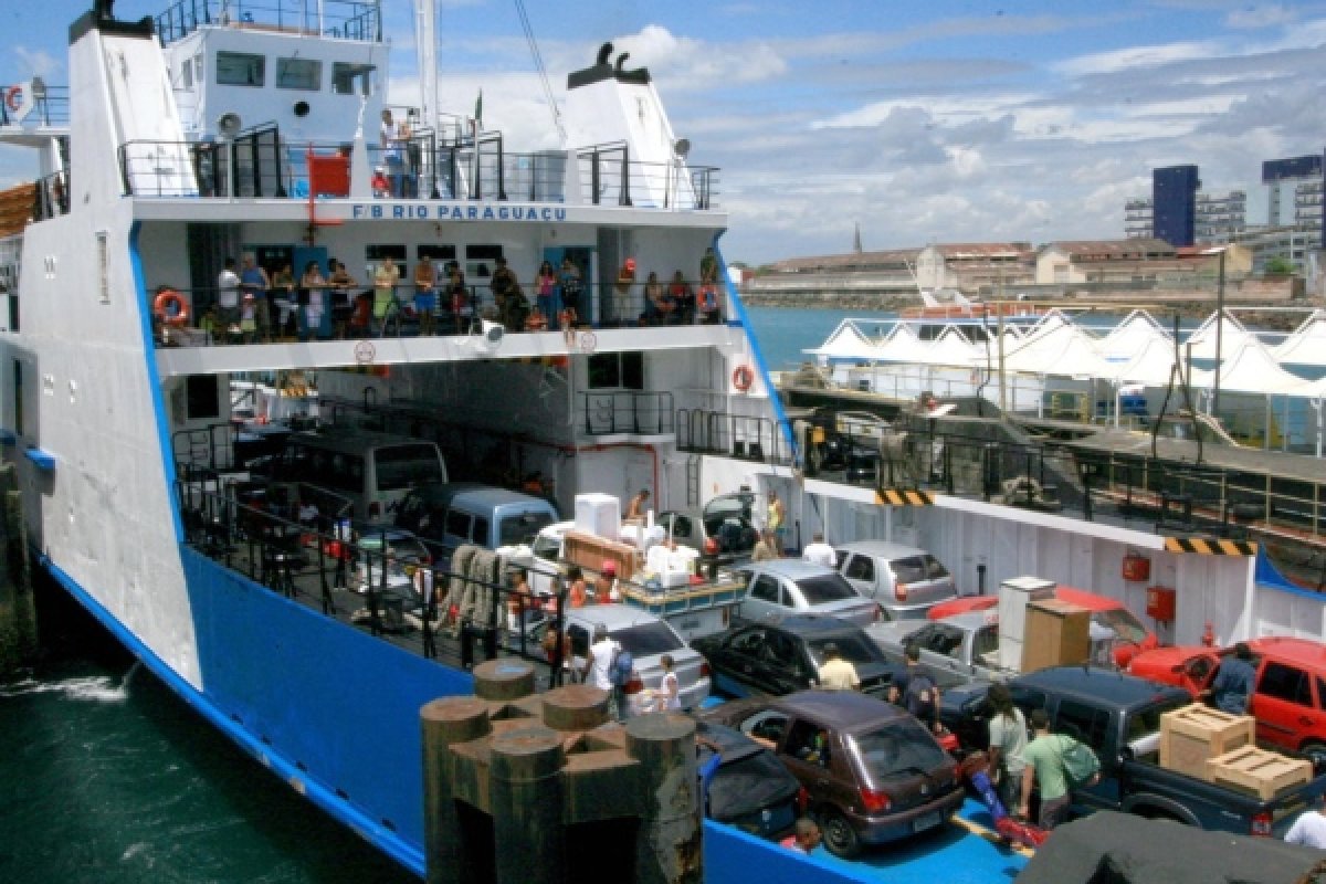 Terminal de São Joaquim tem filas extensas para o ferry-boat neste sábado (13)