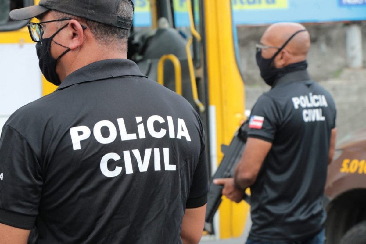 Dupla é presa durante assalto a ônibus em frente à delegacia, em Salvador