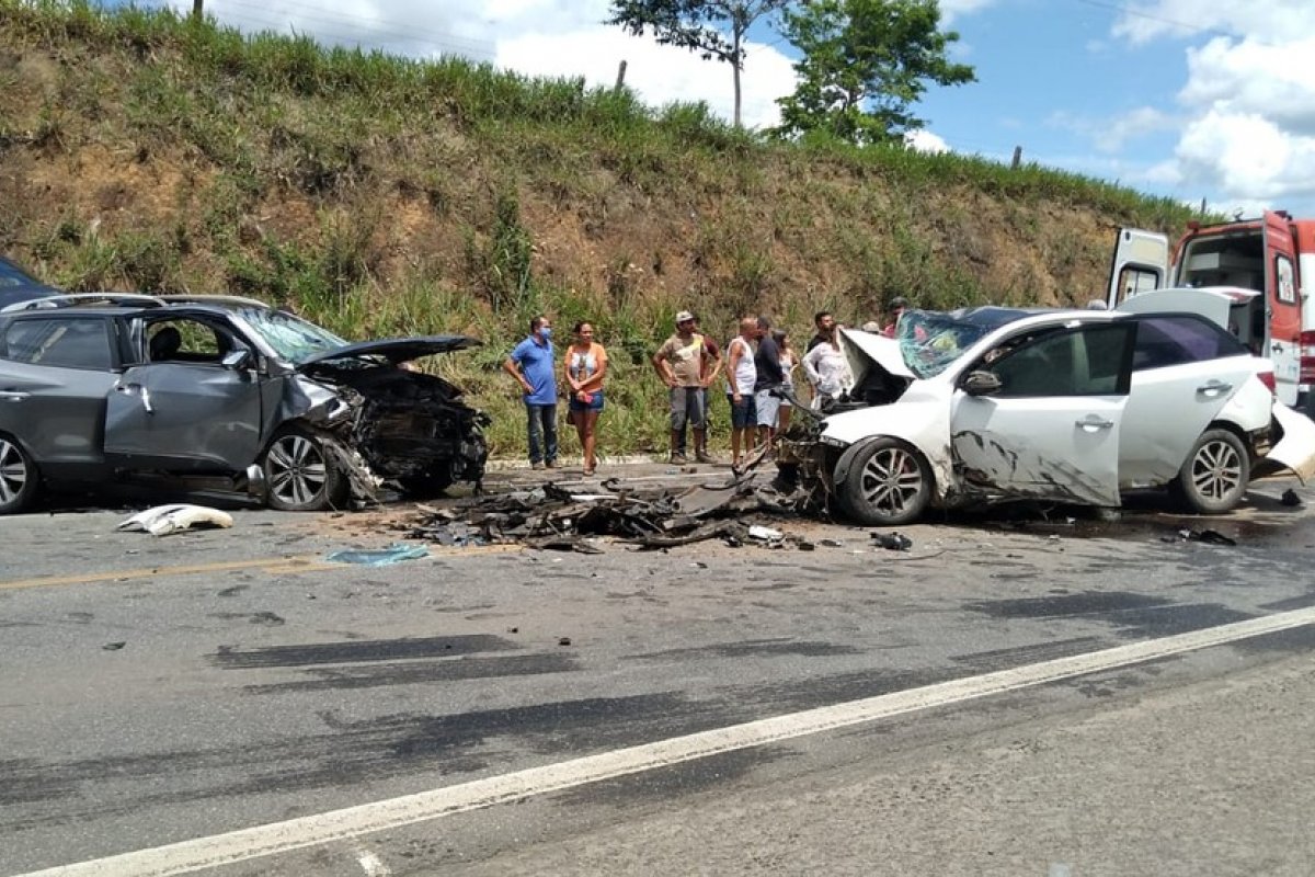 Colisão entre dois carros deixa 4 mortos na BR-101, no sul da Bahia