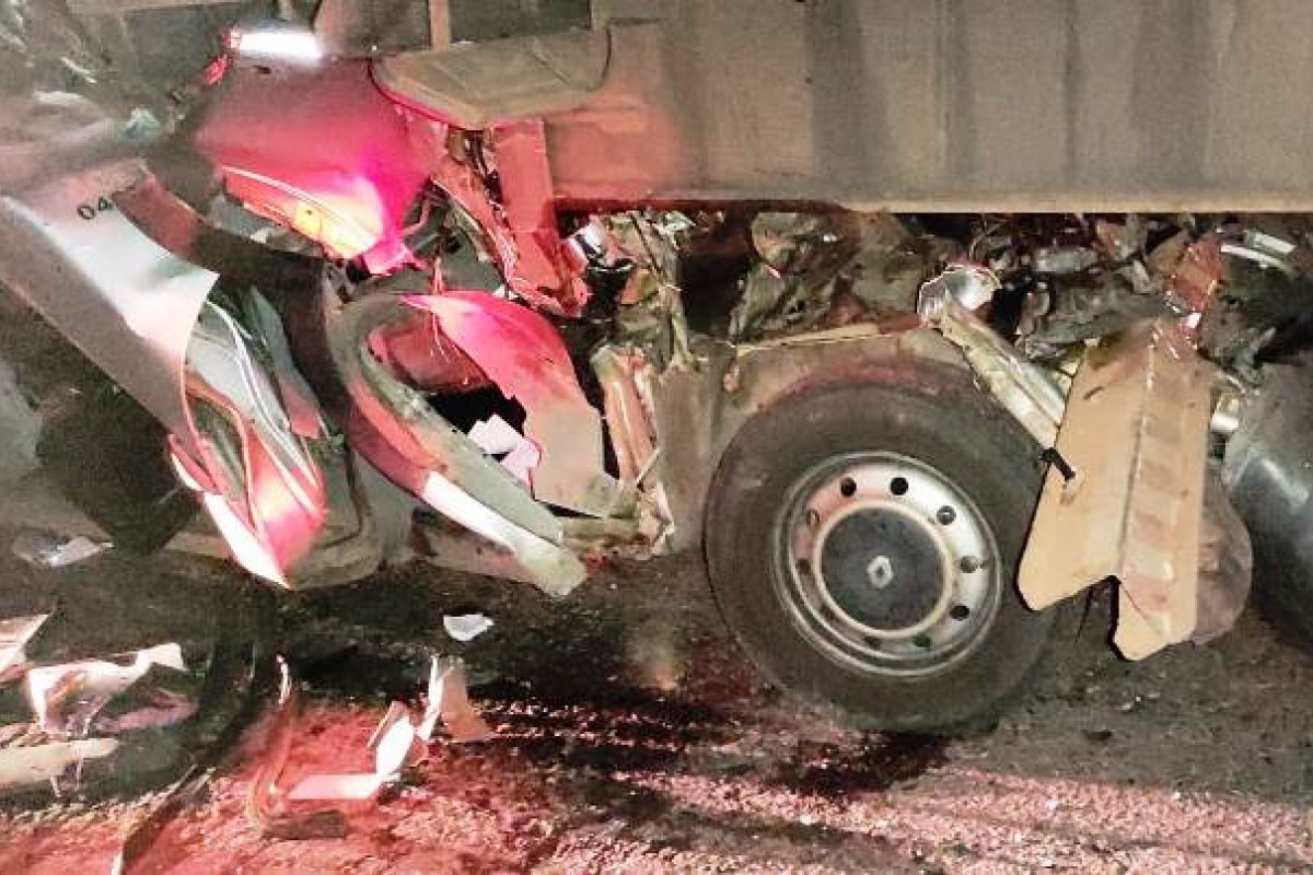 Cinco pessoas morrem e duas ficam feridas em acidente com van na BR-324 na noite de sexta (12)