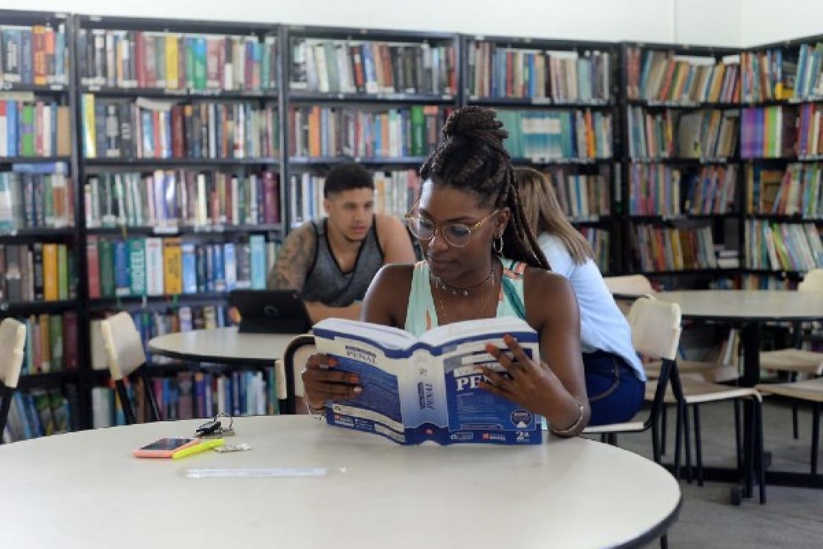 PL na Câmara cria fundo para financiar compra de livros por universidades públicas