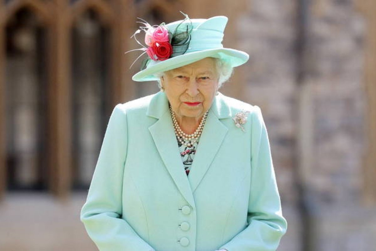 Com problema nas costas, Rainha Elizabeth II cancela participação em cerimônia oficial neste domingo (14)