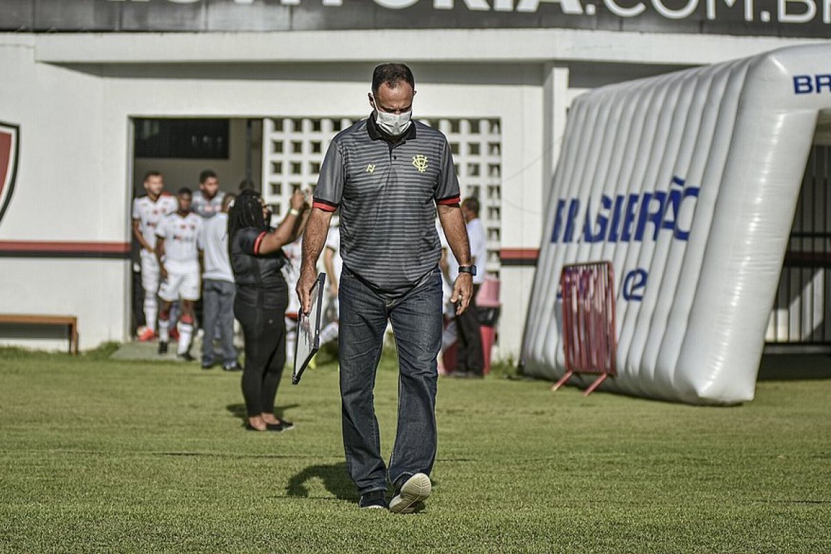 Com chances de sair do rebaixamento, Vitória enfrenta o Cruzeiro neste domingo (14)