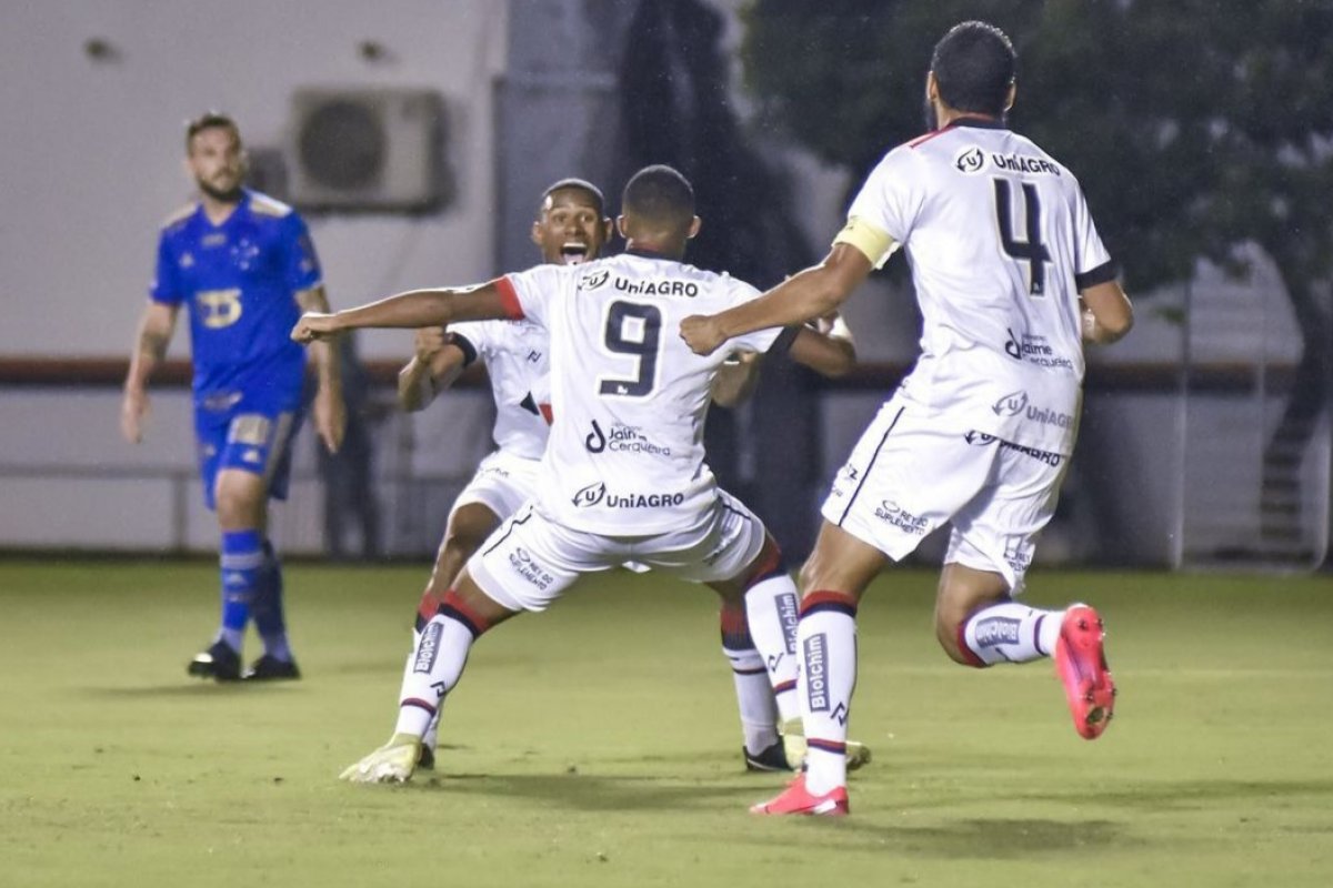 Vitória bate Cruzeiro no Barradão e deixa zona de rebaixamento após 20 rodadas