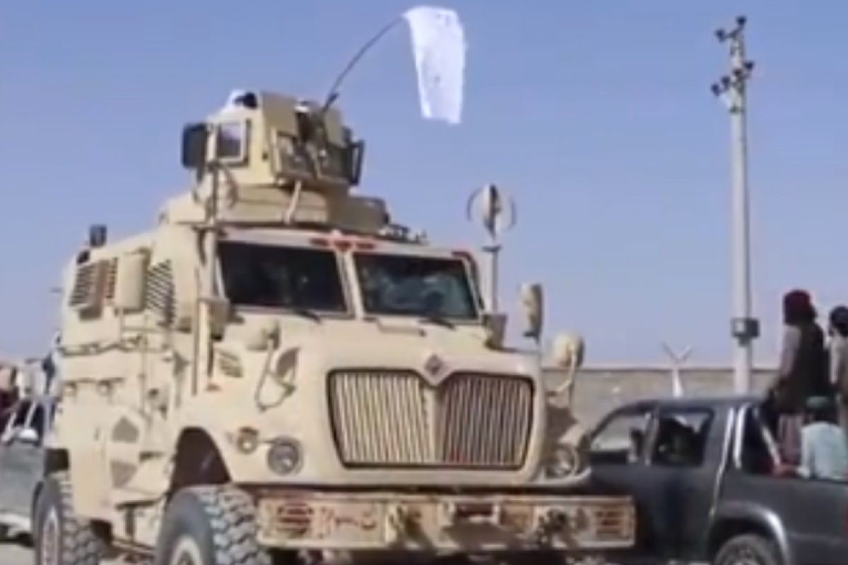 Talibã desfila por ruas de Cabul portando armas e veículos produzidos pelos EUA