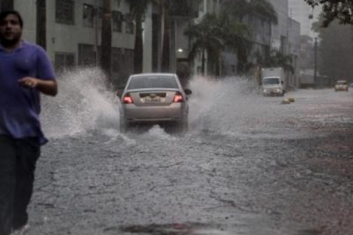 Feriado em Salvador será de chuva e há previsão de raios