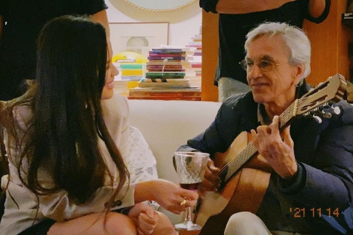 Juliette conhece Caetano Veloso e posta vídeo de dueto