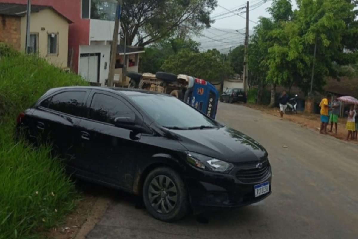 Acidente faz viatura com três policiais tombar no sul da Bahia