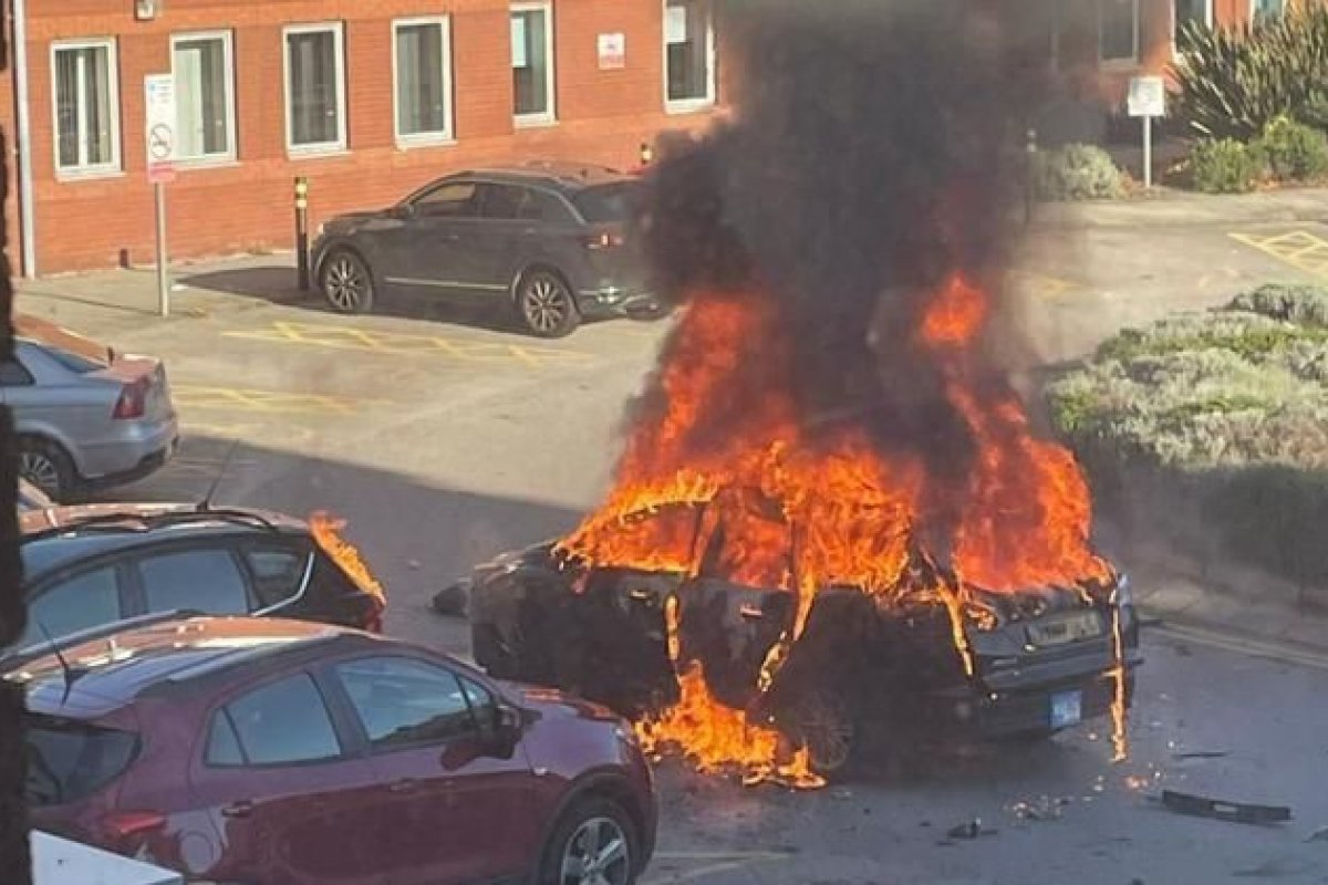 Explosão de carro ao lado de fora de hospital mata um na Inglaterra