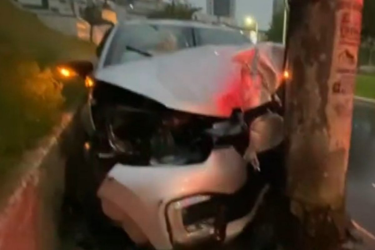 Salvador: carro bate em poste na Av. Garibaldi na madrugada desta segunda (15)