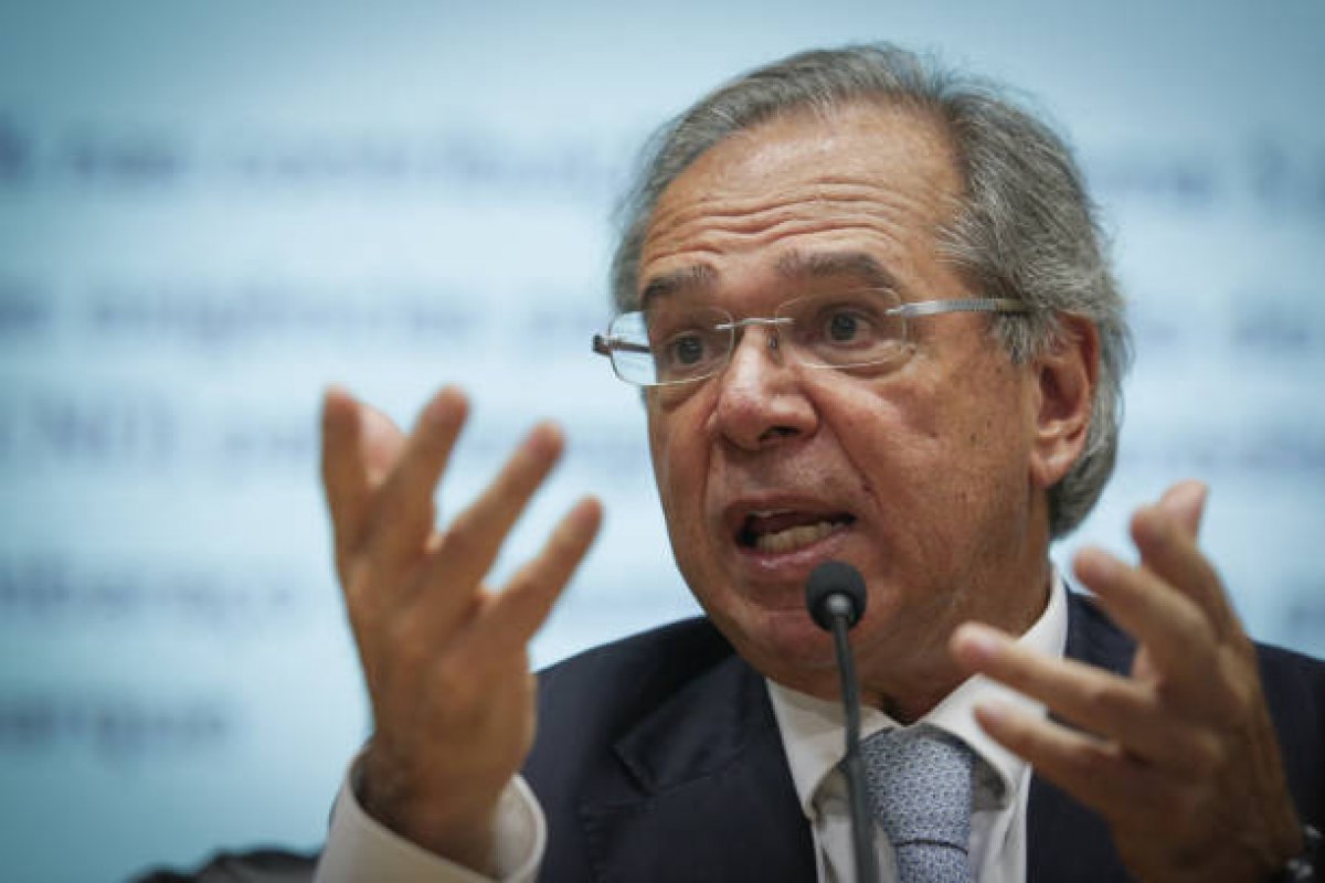 "A Valec já tinha que ter fechado, centro de corrupção", diz Paulo Guedes