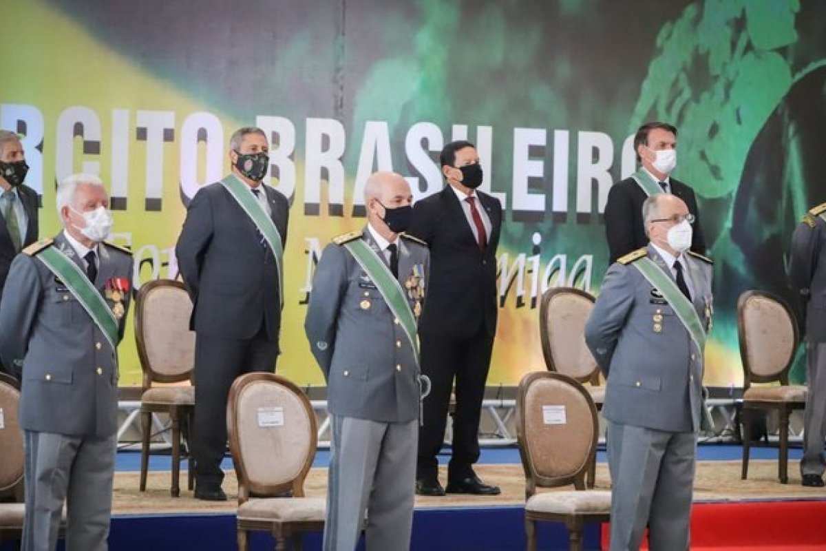 Ministros de Bolsonaro receberam 115 condecorações militares nos últimos três anos