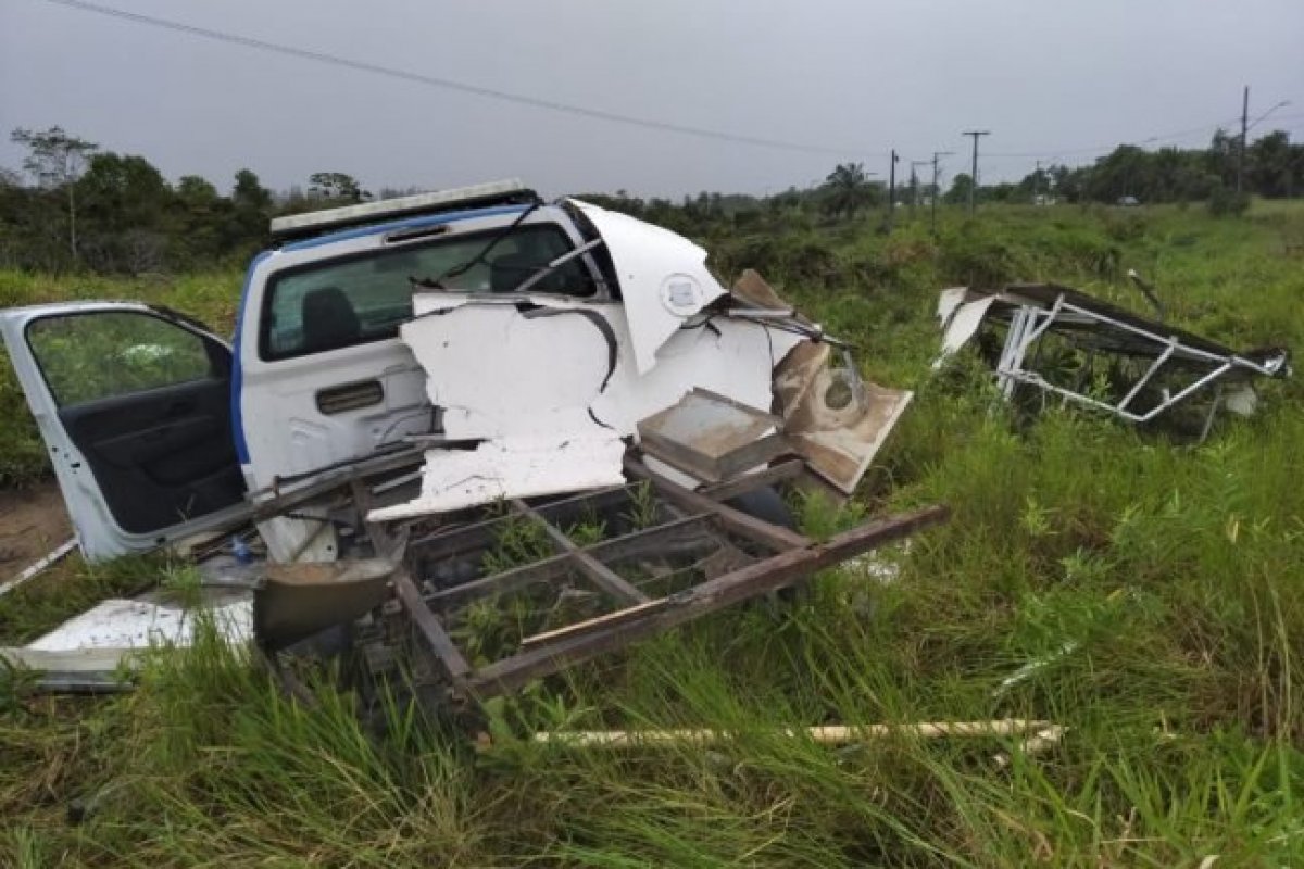Rabecão da cidade de Porto Seguro capota durante transporte de corpo