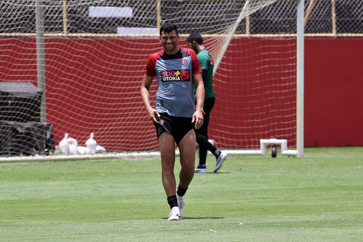 Vitória renova com Neto Baiano até o final do ano