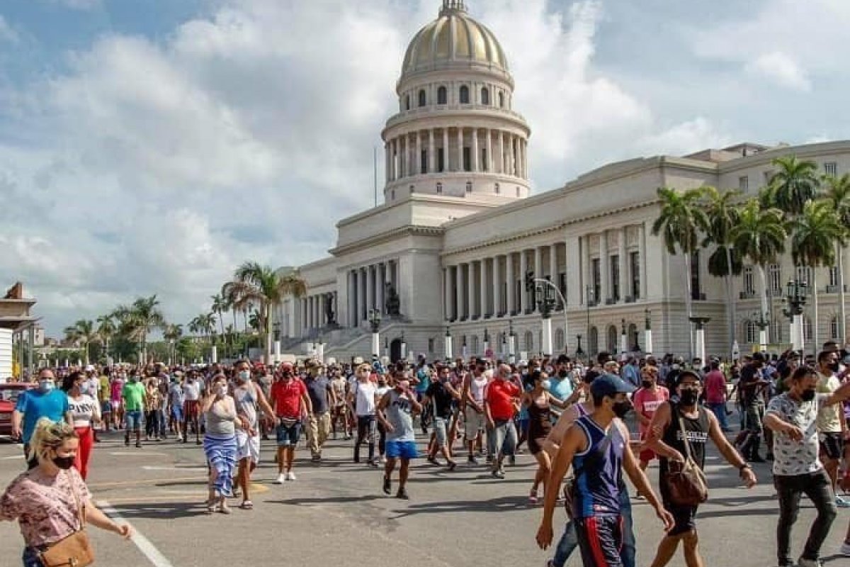 70% das províncias cubanas realizam protestos contra o governo nesta segunda-feira (15)