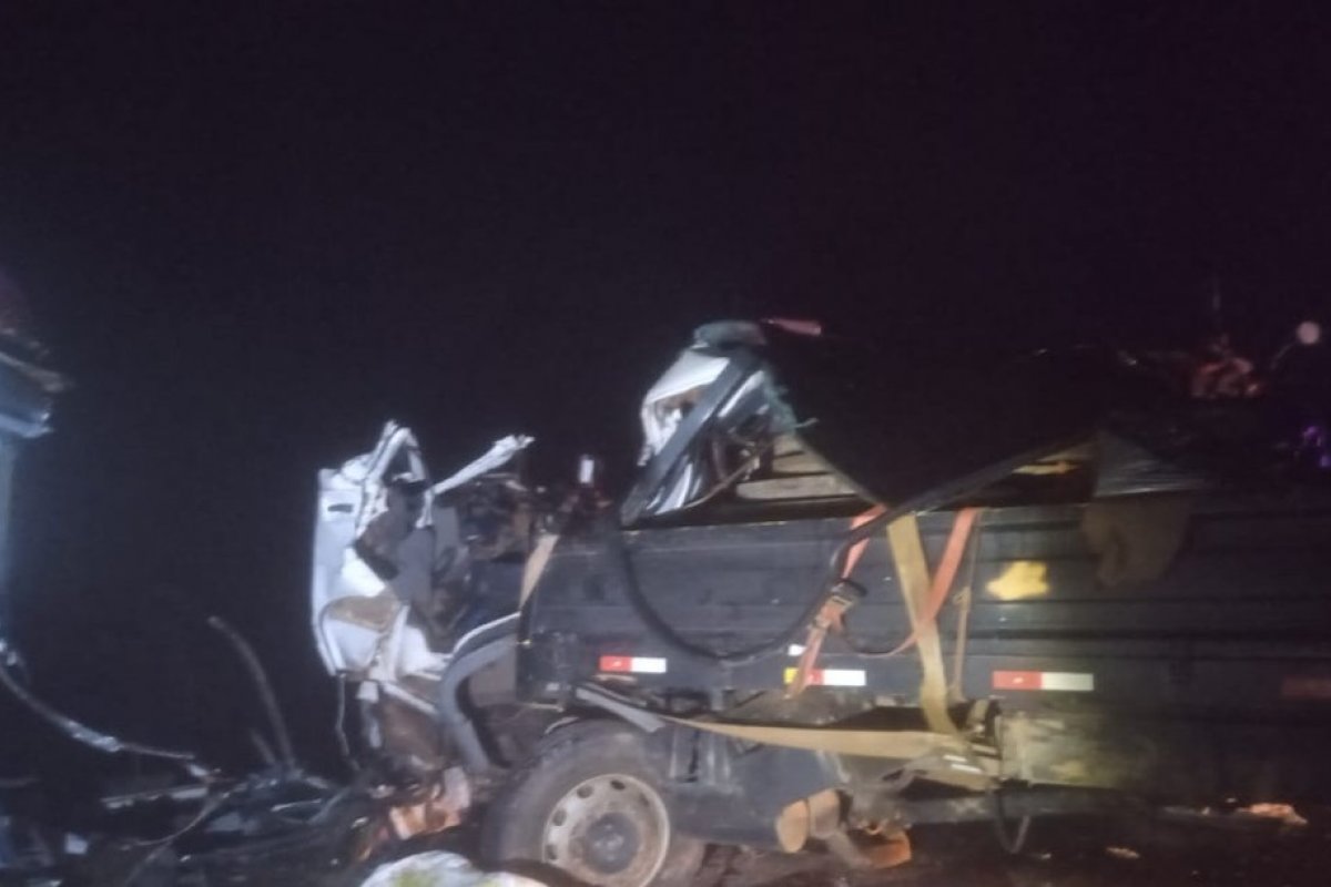 Três pessoas morreram e 23 ficaram feridas em acidente entre ônibus e caminhão na BR-430