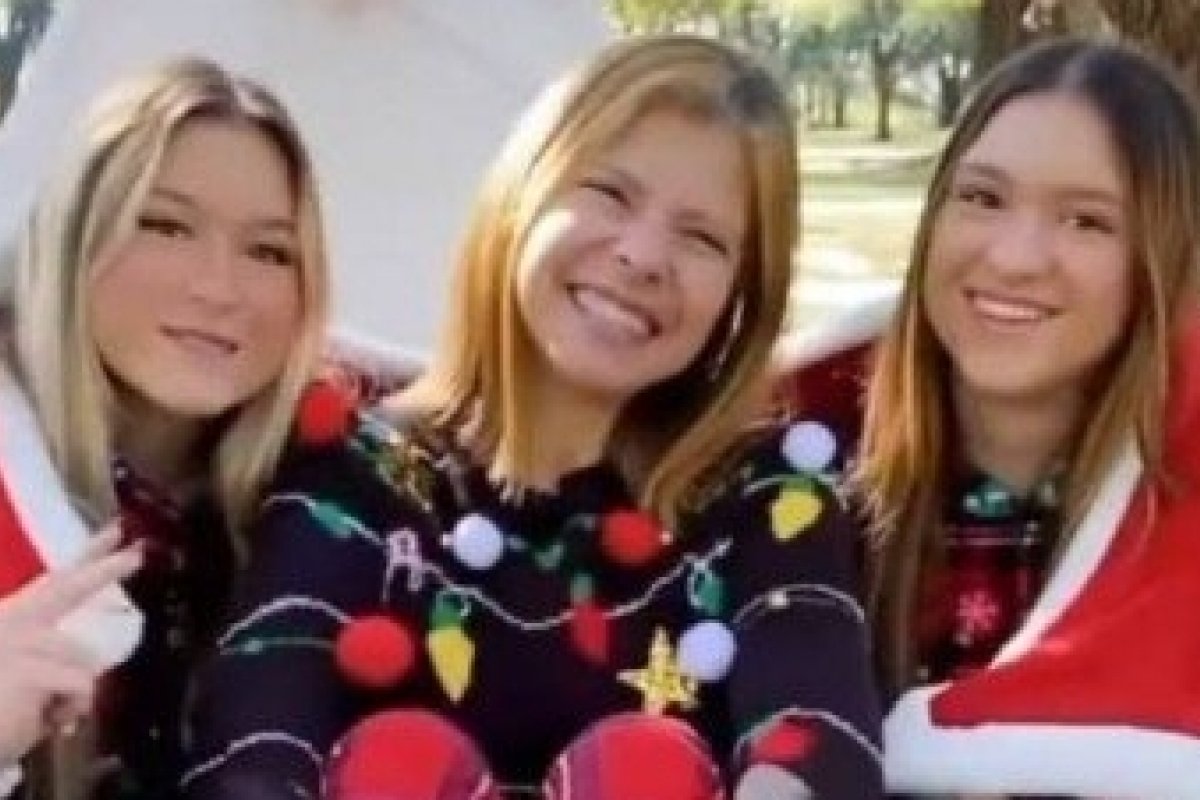 Sem o irmão João Augusto, filhas de Gugu fazem ensaio de Natal só com a mãe