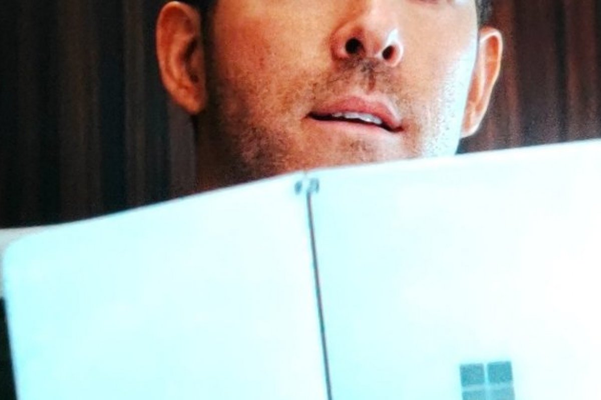 Filme  ‘Alerta Vermelho’ da Netflix revela aparelho ainda inédito da Microsoft