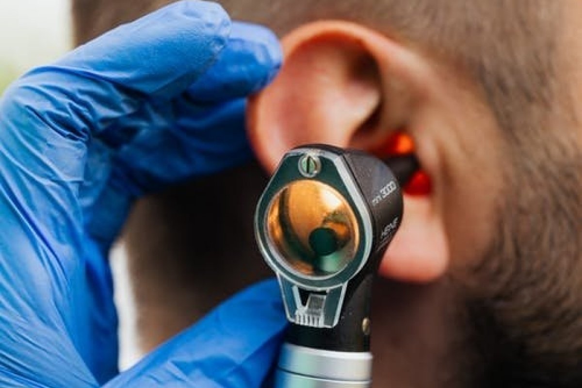 Especialistas afirmam que o uso de fones de ouvido em excesso, durante a pandemia, pode desencadear problemas auditivos