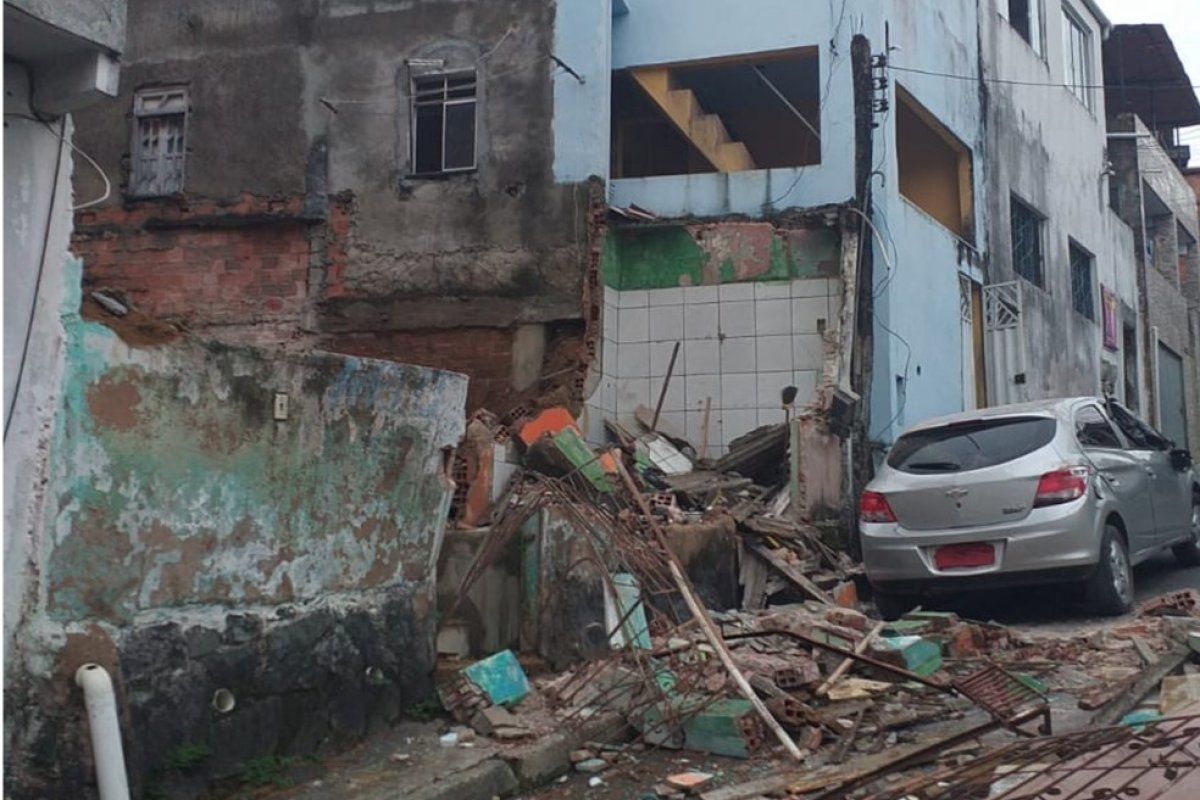 Estrutura de imóvel desaba no bairro de Tancredo Neves, em Salvador