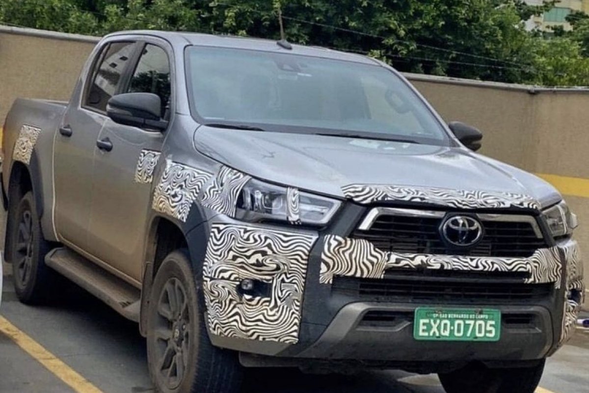 Nova Toyota Hilux GR Sport é flagrada no centro oeste