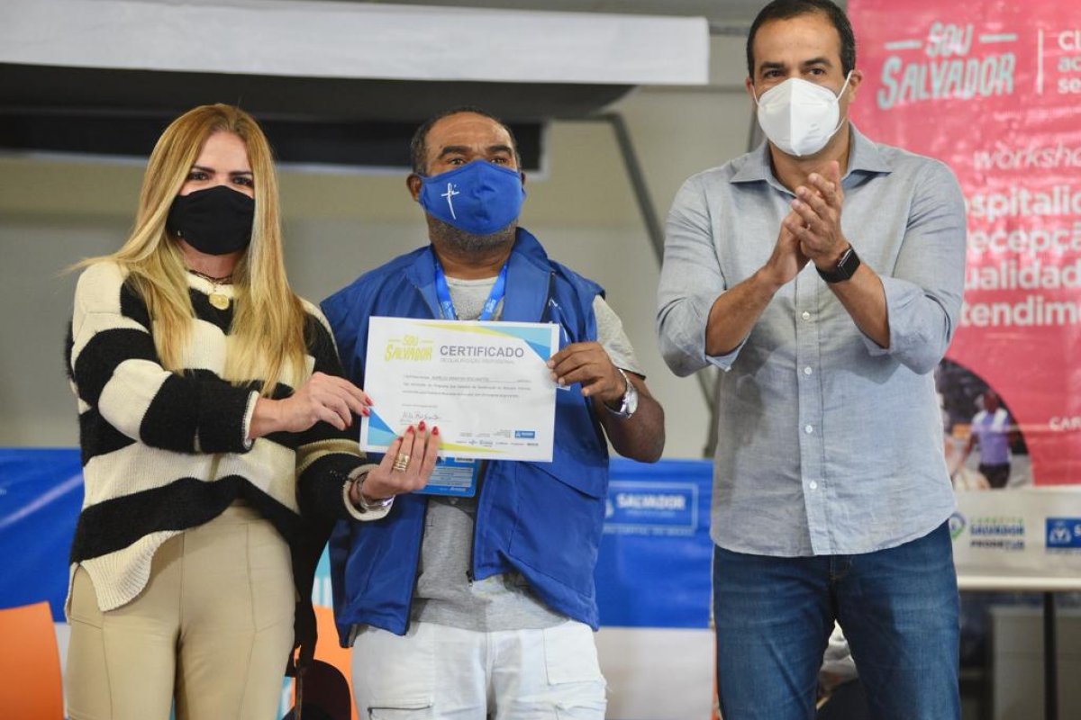 Prefeitura certifica ambulantes e anuncia benefícios para categoria