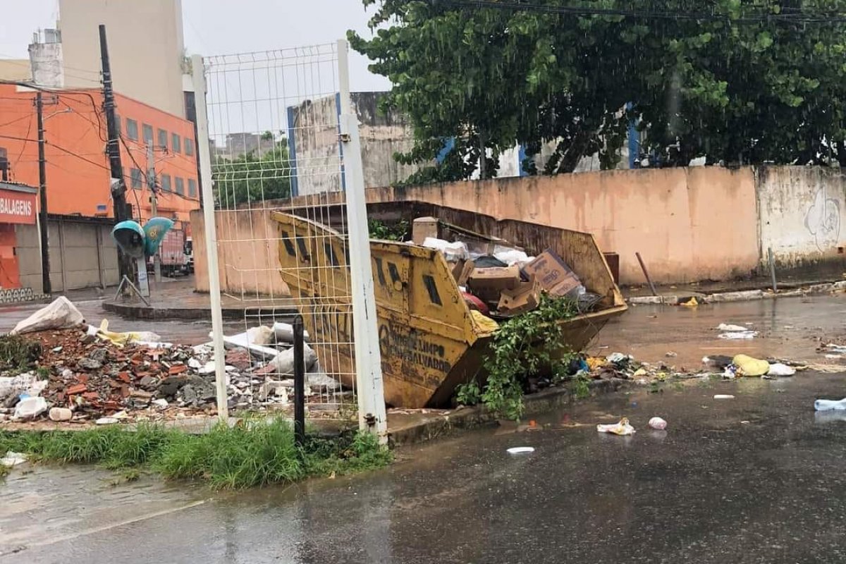 Mercado do Rio Vermelho tem acúmulo de lixo denunciado por leitor