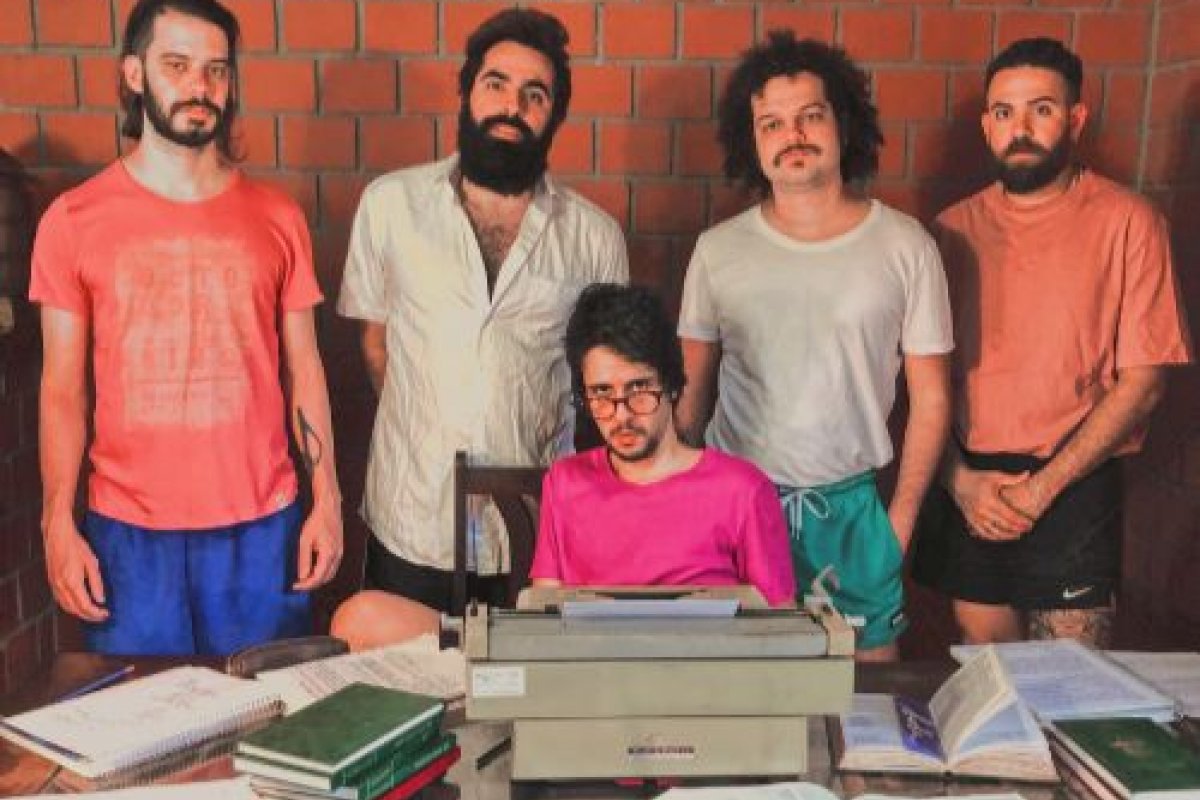 Com referências do brega romântico e synth pop, Bule lança ‘Desagradar’