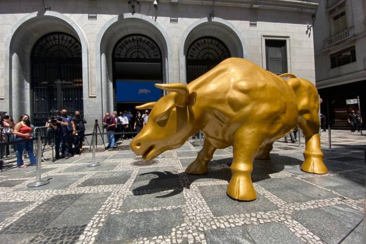 Bolsa de Valores brasileira inaugura réplica de “touro de Wall Street”, em São Paulo
