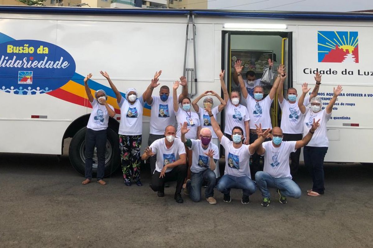 Busão da Solidariedade percorre ruas de Salvador levando higiene e saúde para pessoas em situação de rua