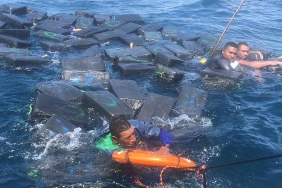 Três homens sobrevivem a naufrágio após boiarem por sete horas em pacotes de cocaína