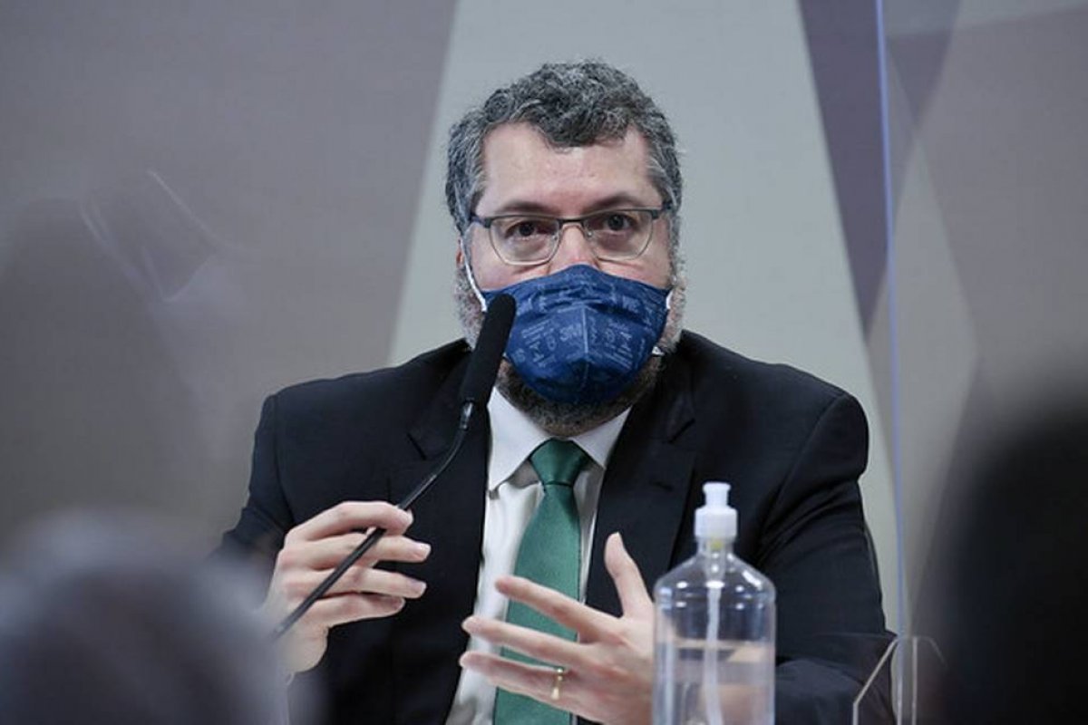 Ex-ministro critica governo e diz que presidente tomou 'pílula azul', em referência ao filme Matrix