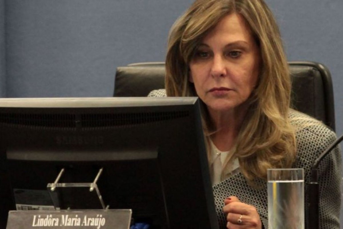 Sub da PGR, Lindôra Araújo interrompe discurso do presidente da OAB em Lisboa