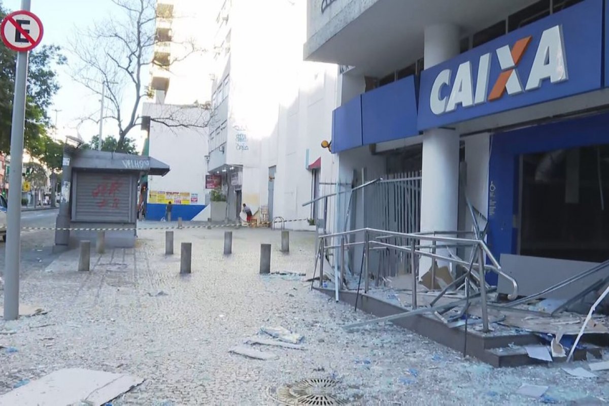 Grupo explode agência da Caixa Econômica Federal em Vila Isabel, no Rio de Janeiro