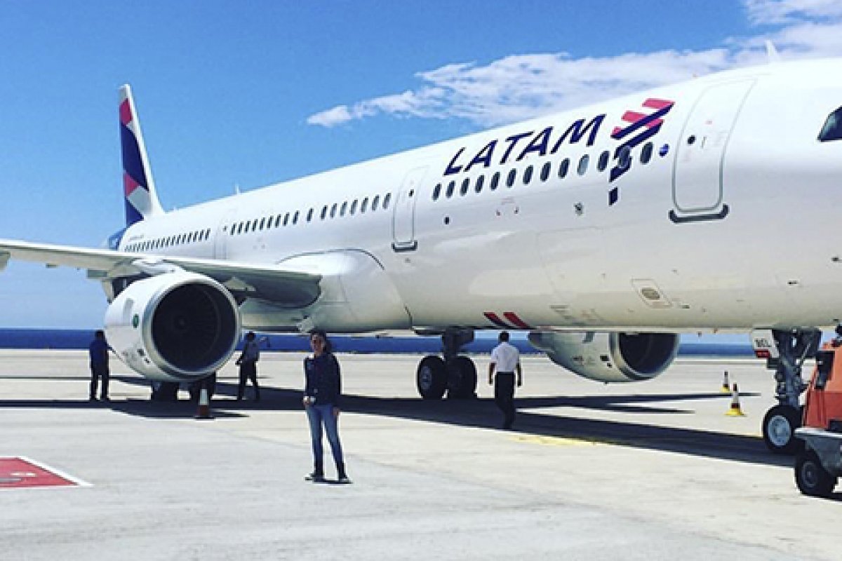 Voo da Latam saindo de Porto Alegre com destino a Brasília precisa retornar após colidir com ave