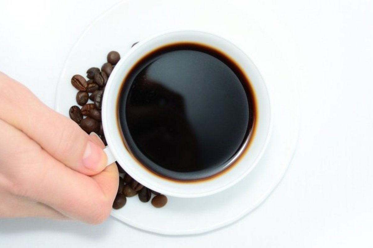 Consumo diário de café e chá está associado a menor risco de derrame e demência, diz estudo
