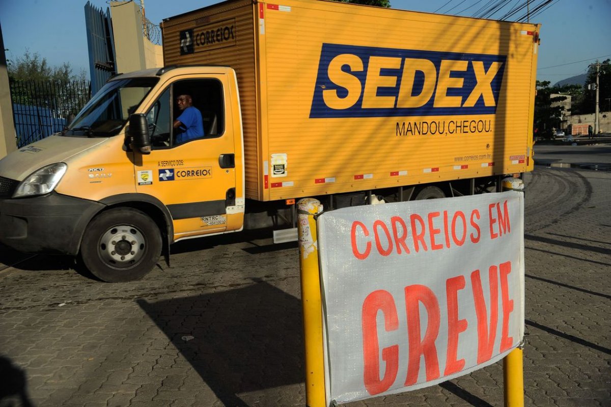 Tribunal Superior fixa reajuste de 3% e desconta dias parados na greve dos Correios