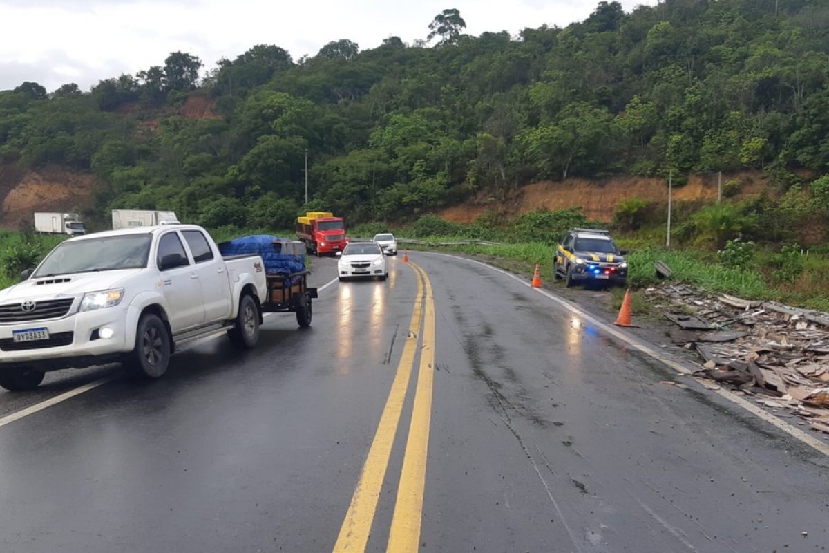 Motorista de caminhão morre em acidente na BR-101, no sul da Bahia