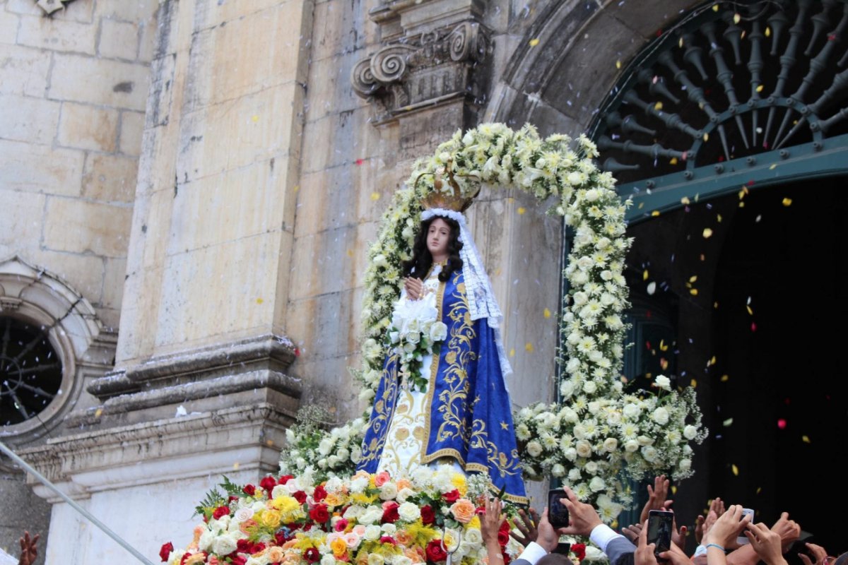 Nossa Senhora da Conceição da Praia, Padroeira da Bahia, é homenageada por fiéis em Salvador