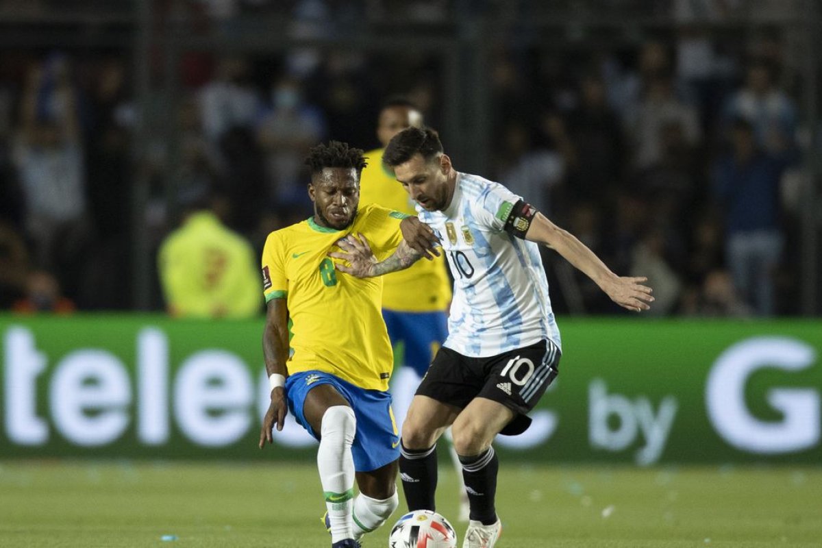 Conmebol pune árbitros do jogo Brasil x Argentina por não expulsarem Otamendi