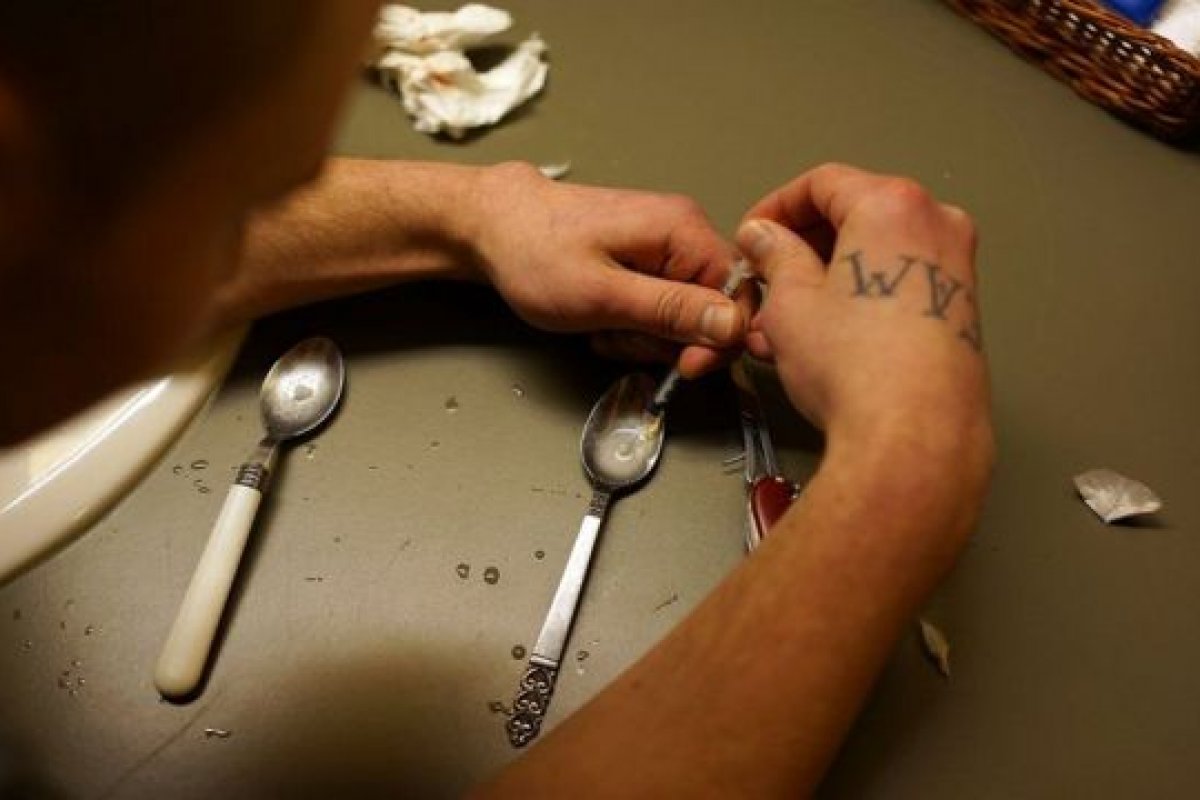 Mortes por overdose passam de 100 mil em um ano nos Estados Unidos