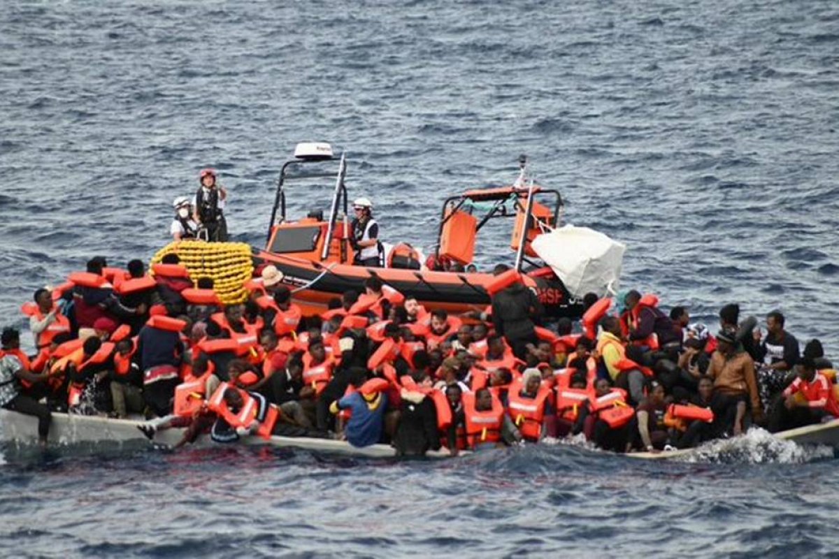 Dez imigrantes são encontrados mortos em barco com mais de 90 pessoas no Mar Mediterrâneo