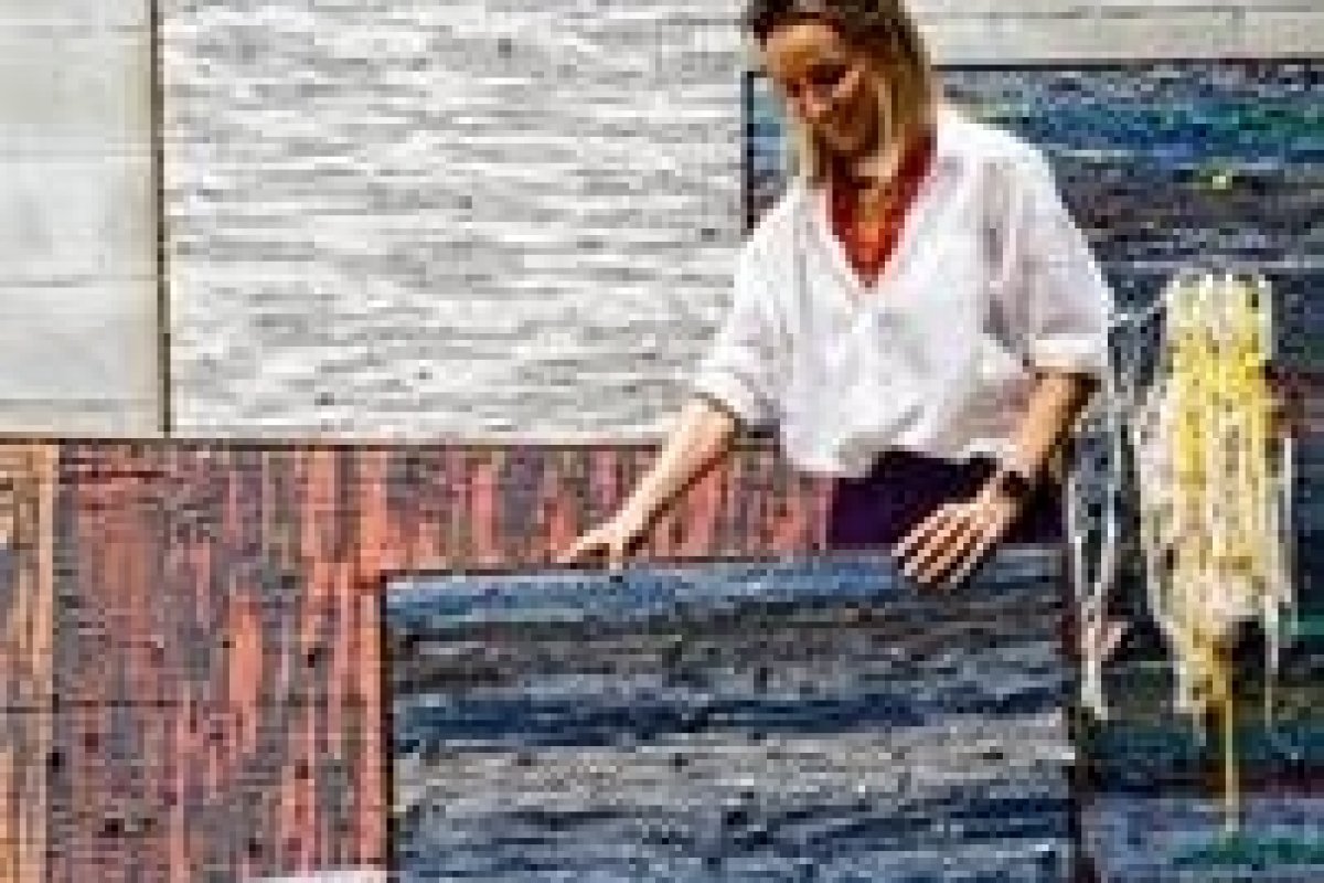 Designer têxtil Romildo Ferreira realiza intervenção artística ao vivo